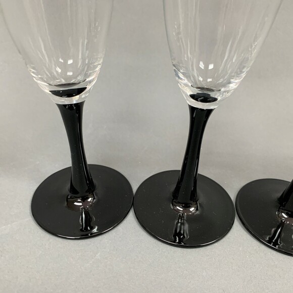 Clear Bowl Black Stem almost 7 3/4" high Fluted Glass Glasses Lot of 4 - Picture 6 of 6